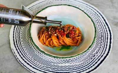 Spaghetti con pomodori arrosto, pane croccante alle erbe ed Evo Ascolana Tenera