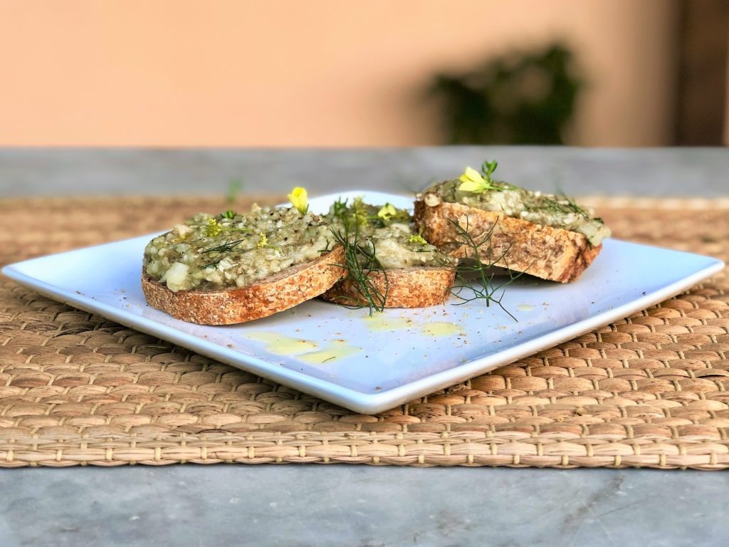 Bruschette con melanzane crostino melanzane fiori di finocchio olio